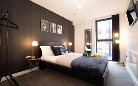 Deluxe Stay - Skyline Vistas & Top Amenities